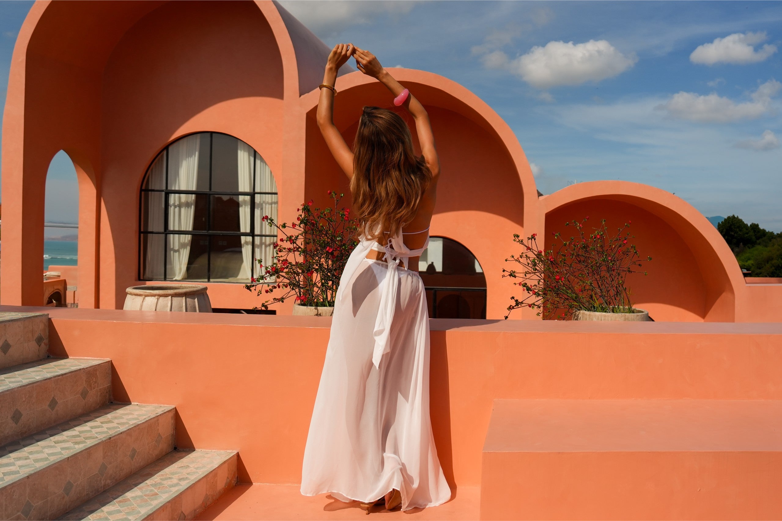 GISELLE WHITE HALTERNECK BACKLESS TOP